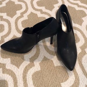 NWOT-Nine west pointed toe black booties size7 1/2